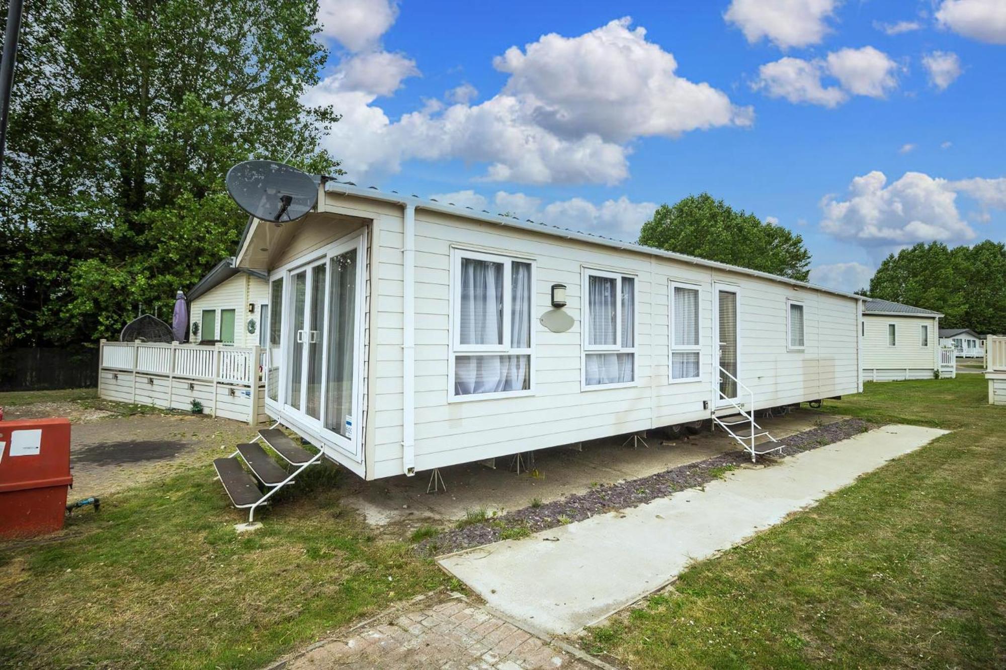 Modern 6 Berth Caravan At Highfield Grange In Essex Ref 26609p Clacton-on-Sea